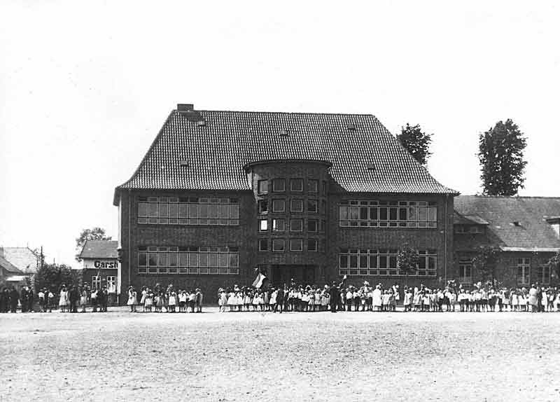 Die Schule an der Niendorfer-Strasse, erbaut 1929   Die Schule an der Niendorfer-Strasse, erbaut 1929