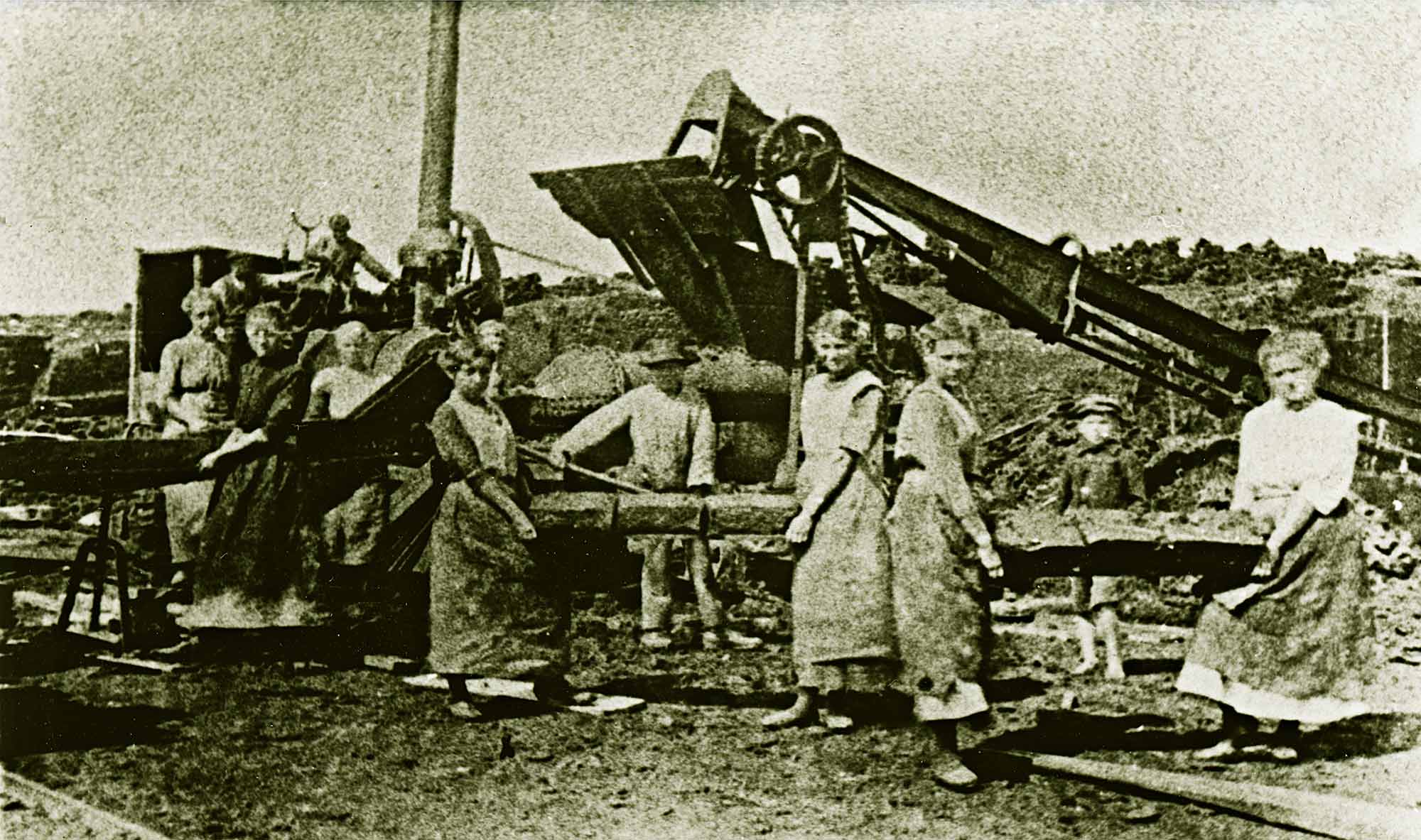 Junge Mädchen bei der Torfherstellung   Junge Mädchen bei der Torfherstellung