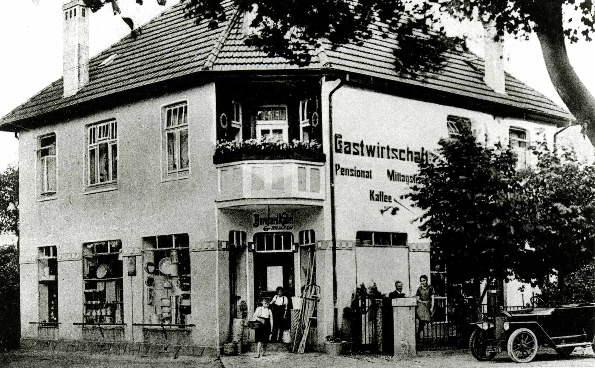 Kaufhaus und Gasthaus Kabel an der Segeberger Chaussee   Kaufhaus und Gasthaus Kabel an der Segeberger Chaussee