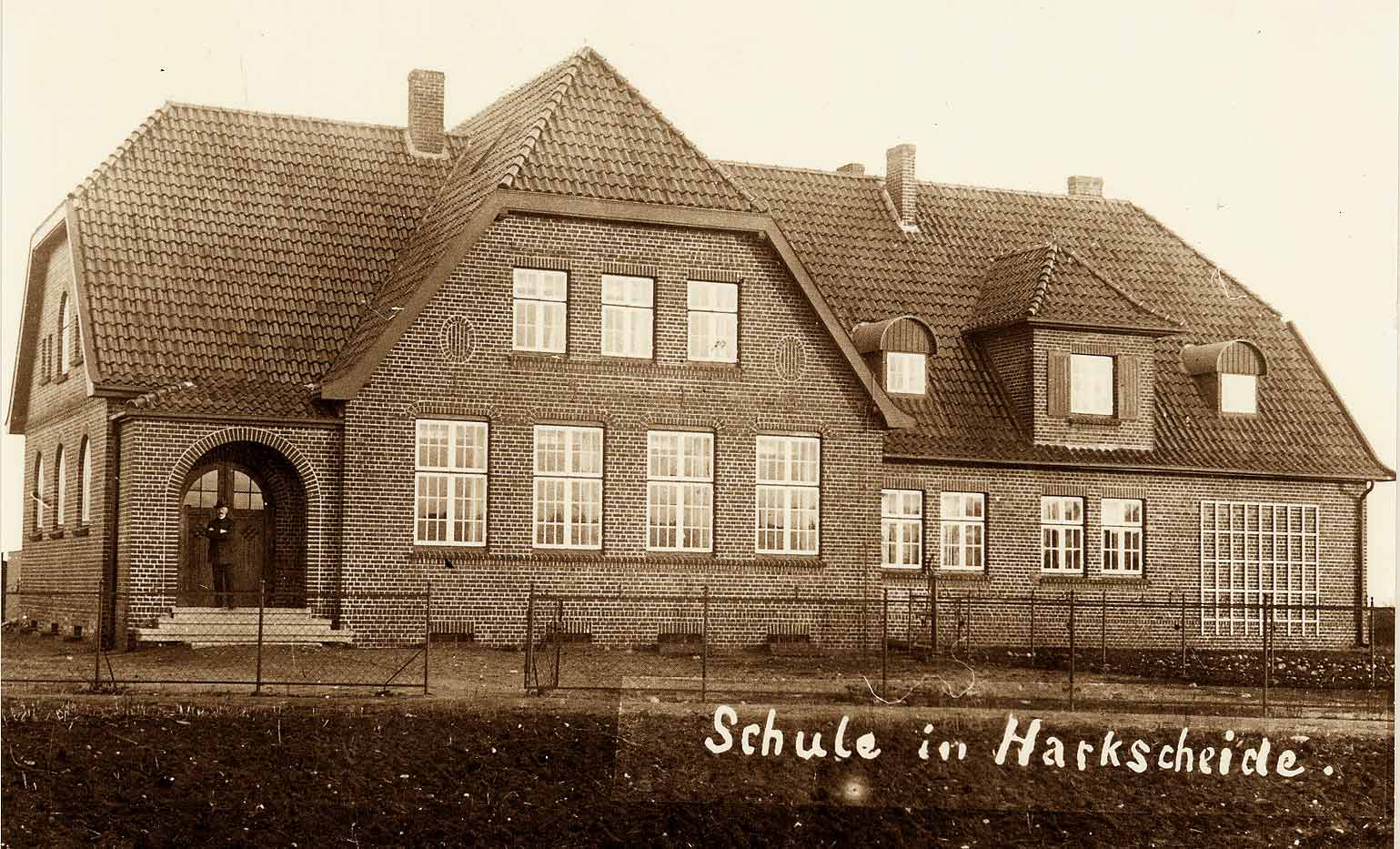 Die zweite Schule in Harksheide an der Ulzburger Strasse, erbaut 1915   Die zweite Schule in Harksheide an der Ulzburger Strasse, erbaut 1915