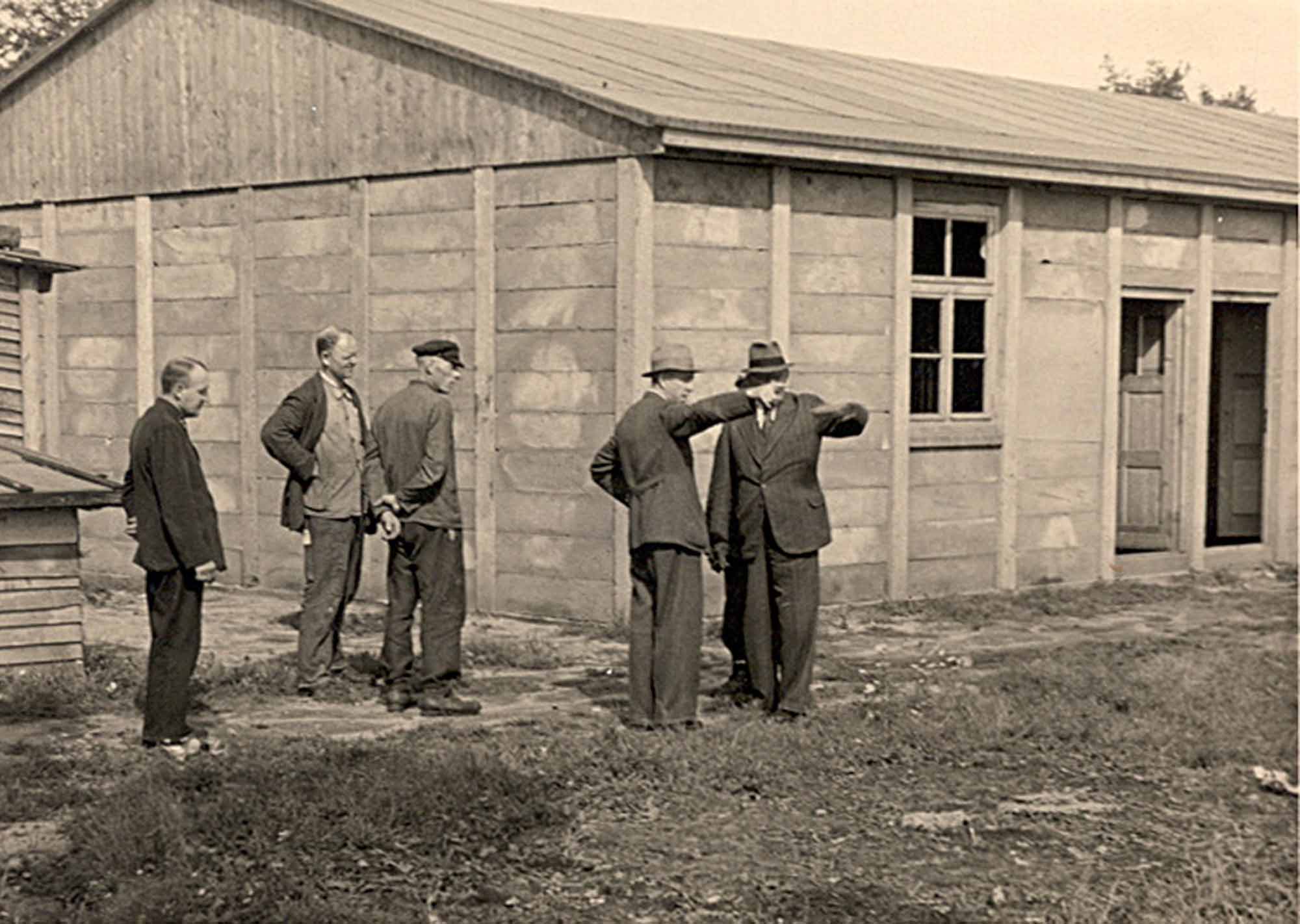 Flüchtlingslager auf dem HSV-Gelände am Lindenhof 1944 von Plambeck errichtet   Flüchtlingslager auf dem HSV-Gelände am Lindenhof 1944 von Plambeck errichtet